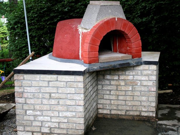 bancada em forma de L com cúpula de forno de pizza construa-você-mesmo-no-jardim