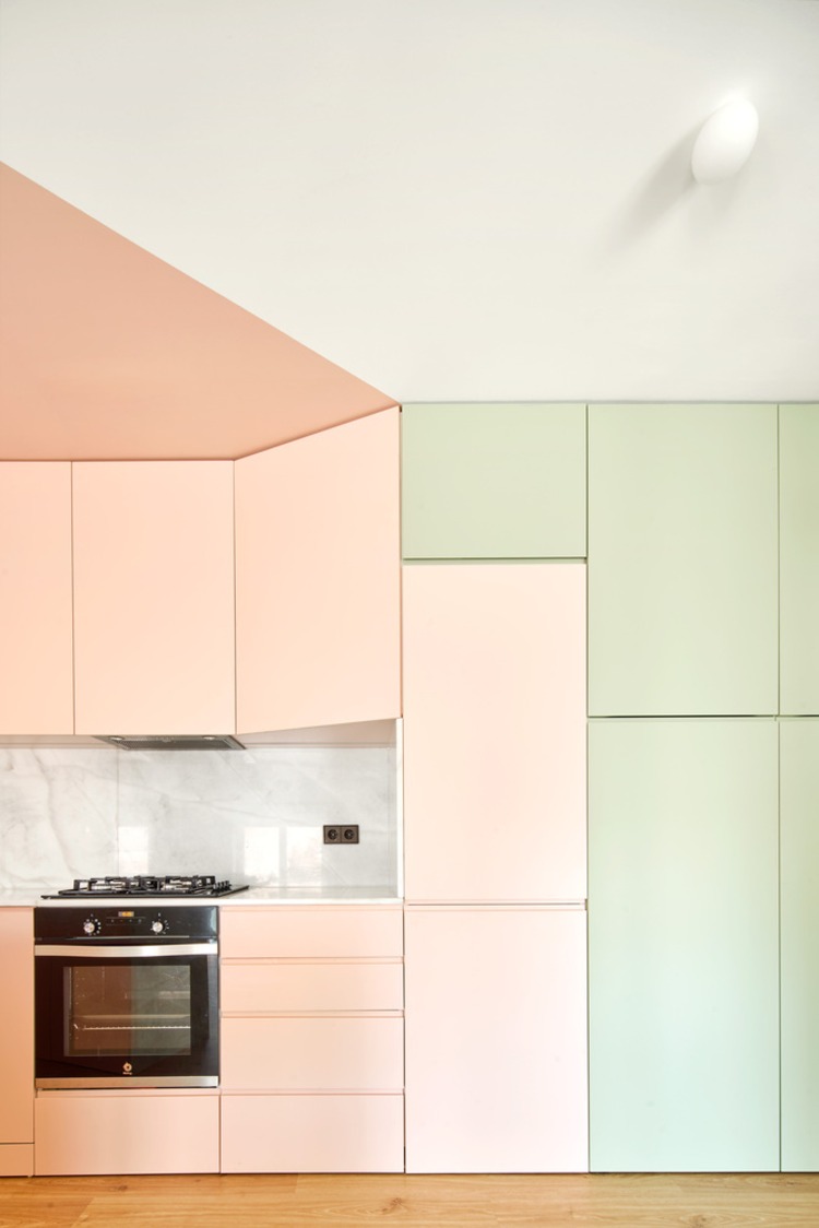 mobiliário minimalista e que economiza espaço de uma cozinha com armários coloridos
