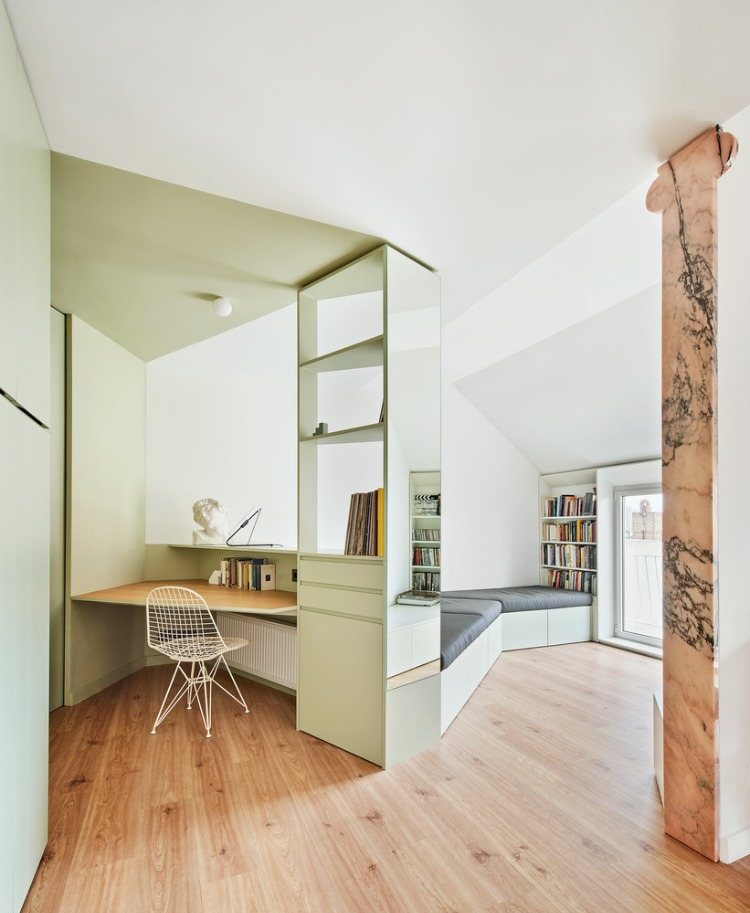 Mobiliário que economiza espaço na área de trabalho com móveis coloridos e uma coluna no meio