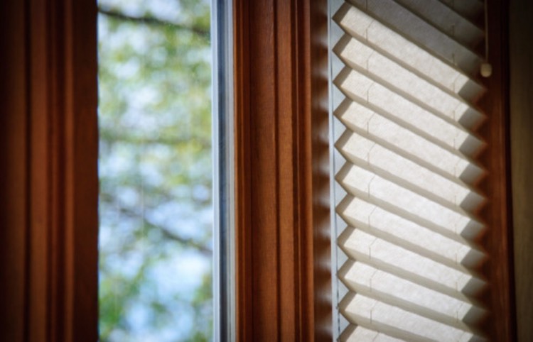 moldura de janela de tecido plissado creme moderno
