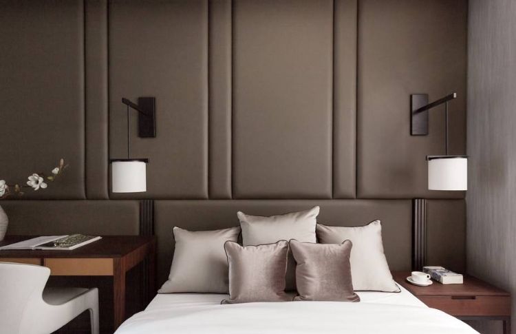 parede estofada no quarto painel de parede cama almofada encosto parede almofada design marrom moderno formato quadrado travesseiro
