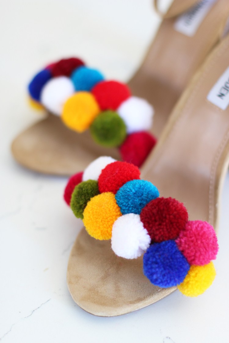 pom-pom-sapatos-verão-tendência-instruções-colorido-decorando-diy