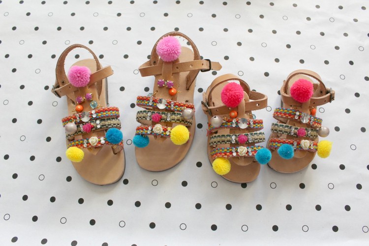 pom-pom-sapatos-verão-tendência-mini-me-modo-sandálias