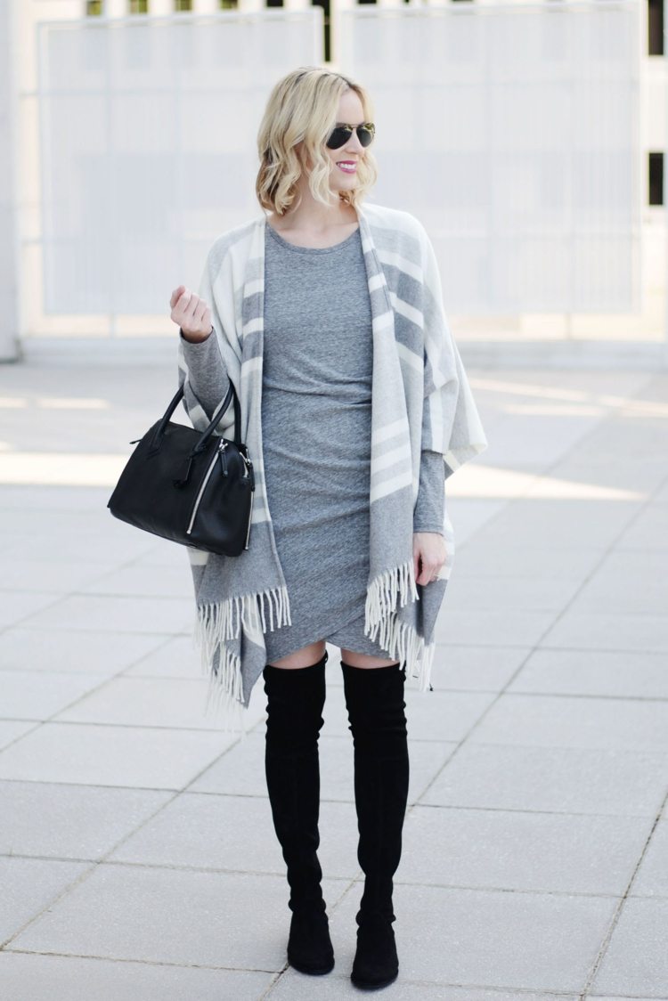 Combine vestido com poncho e overknees pretos