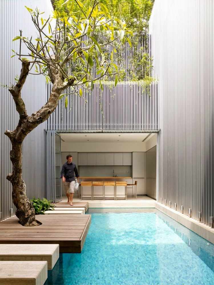 piscina para pequeno jardim minimalista-quintal-água-árvore-trampolim