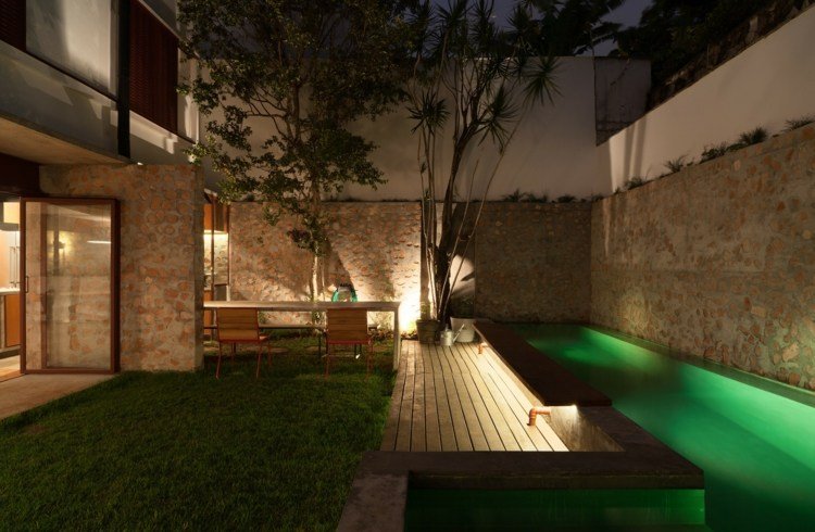 piscina para pequeno jardim iluminação-ideia-verde-gramado-parede de pedra