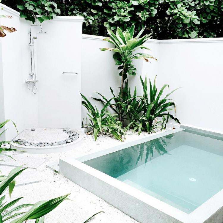 piscina-pequeno-jardim-inspiração-branco-ao ar livre-jardim-chuveiro
