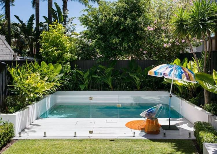 piscina-pequeno-jardim-vidro-corrimão-scg'hutz-plantio tropical
