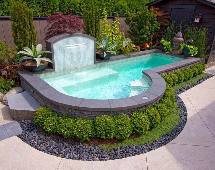 Piscina-pequeno-jardim-fonte-forma-cachoeira-buxo-decoração-Buda