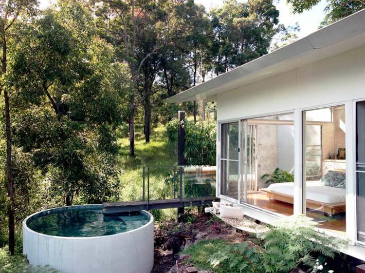 piscina-pequeno-jardim-redondo-cano-concreto-passarela-quarto