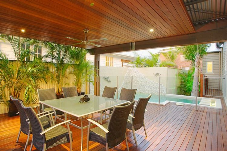 piscina-pequeno-jardim-terraço-madeira-telhado-luzes embutidas-mesa de jantar