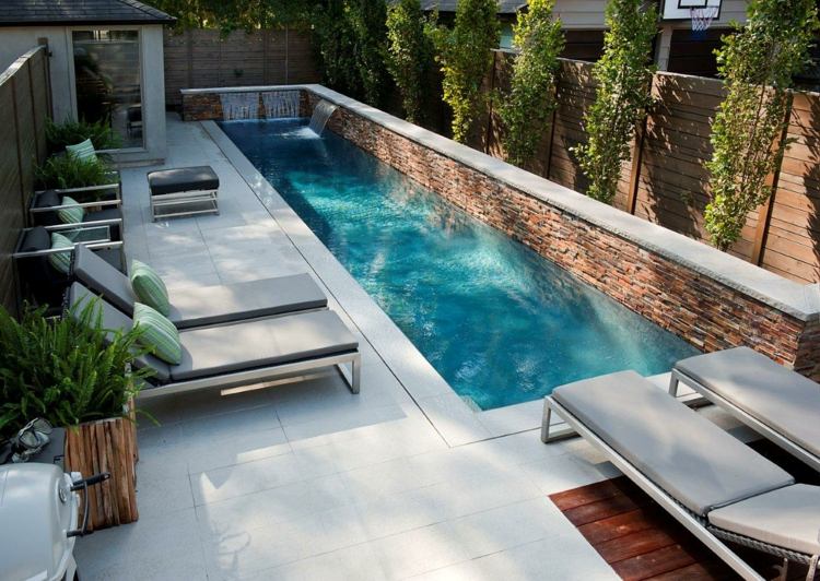 piscina-pequeno-jardim-retangular-piscina-espreguiçadeiras-telas de privacidade