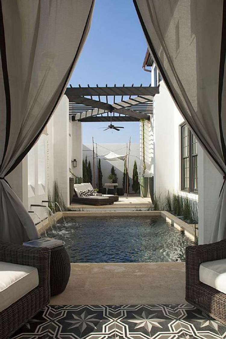 piscina-pequeno-jardim-estilo oriental-lounge-móveis de vime