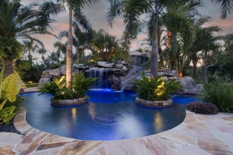 piscina situada nas ilhas do jardim cachoeira com atmosfera tropical