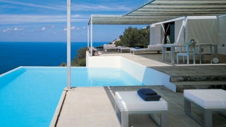 piscina no jardim infinito em forma de l casa moderna cobertura de terraço