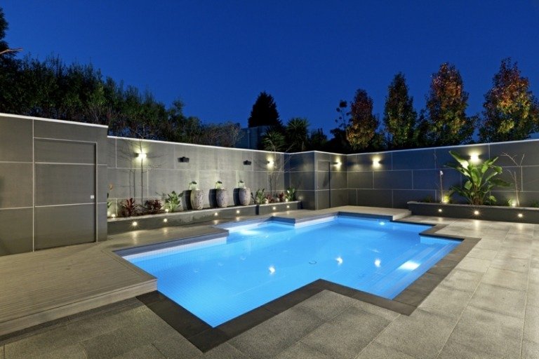 piscina no jardim ideia quadrada parede moderna azulejos cinza pedra minimalista
