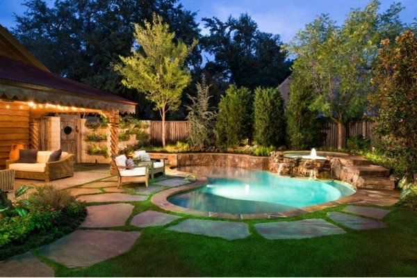 pequena piscina redonda com jardim