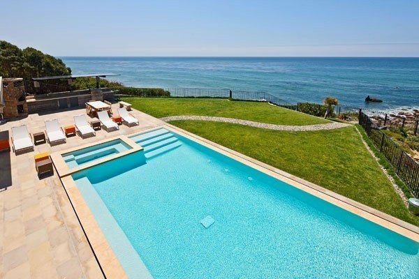 Piscinas sólidas constroem um jardim