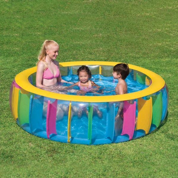 pátio com piscina colorida
