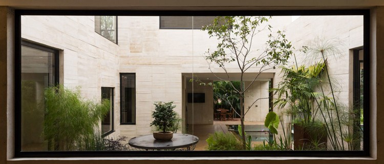 amplas janelas com vista para jardim móveis de plantas de pátio