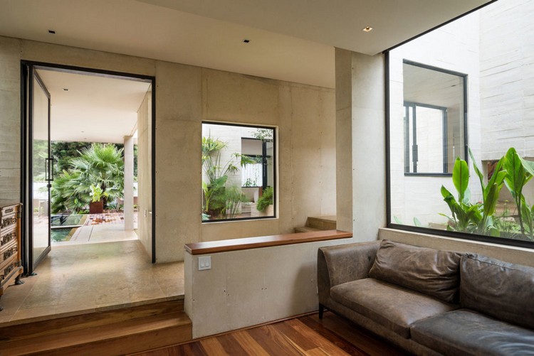 sala de estar cores vivas madeira marrom sofá janela vista jardim