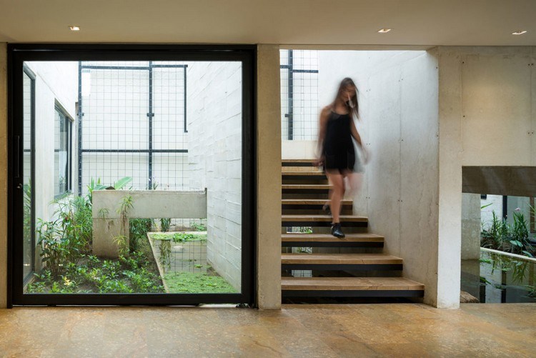 casa construção não convencional diferentes níveis escadas janelas