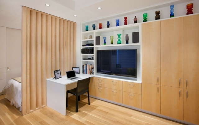 Mobiliário prático de um pequeno apartamento, sala de estar, parede de extensão de escritório