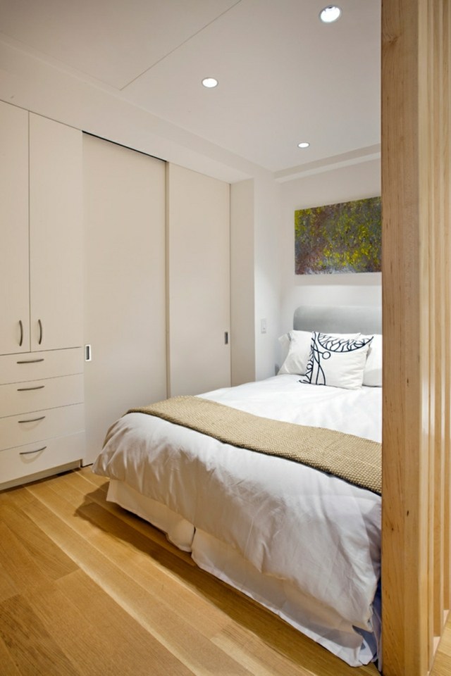 quarto apartamento pequeno guarda-roupa cama branca