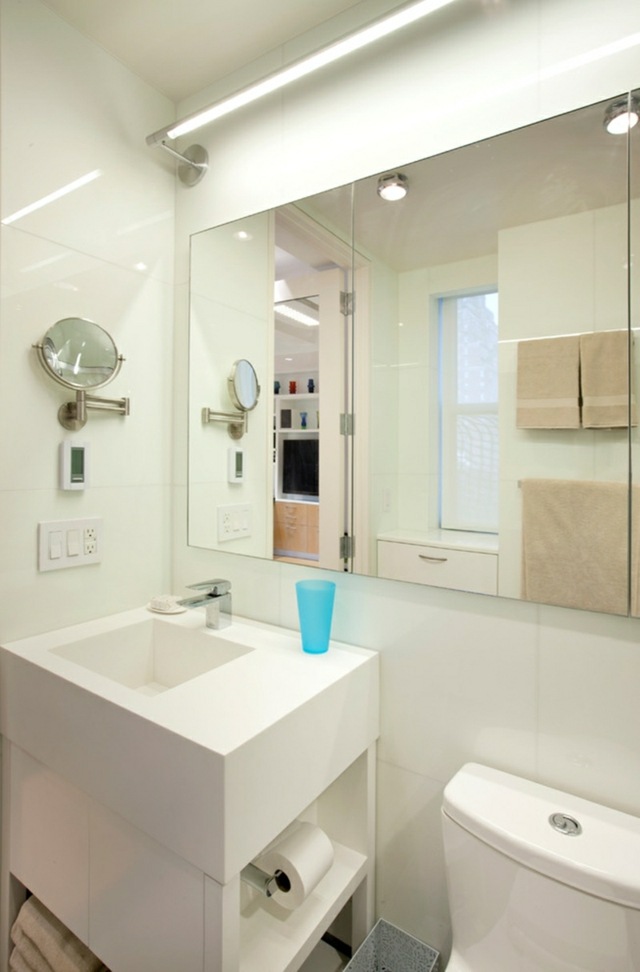banheiro pequeno apartamento espelho branco pia brilhante