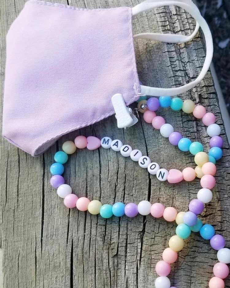 Faça uma bela máscara com uma corrente de pérolas grandes em cores pastel e clipes