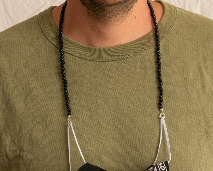Faça uma corrente de máscara preta com pérolas para homens