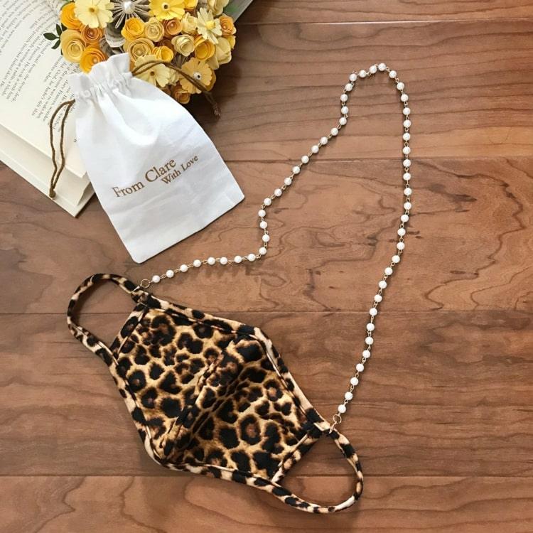 Máscara protetora em lool de leopardo com colar de pérolas brancas
