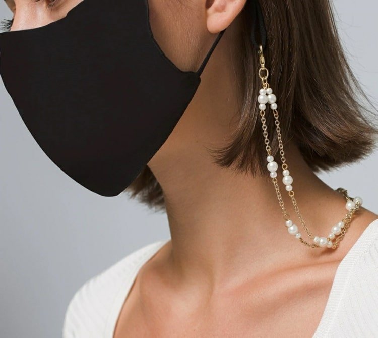 Faça você mesmo uma corrente de máscara elegante com correntes e pérolas brancas
