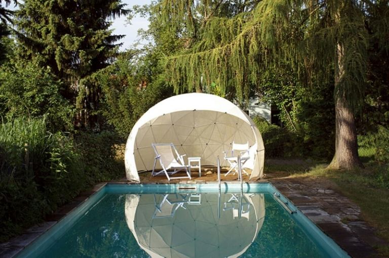 pavilhão do jardim como uma sombra na área de estar da piscina