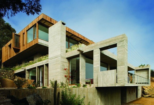 Arquitetura premiada com terraço em casa de madeira