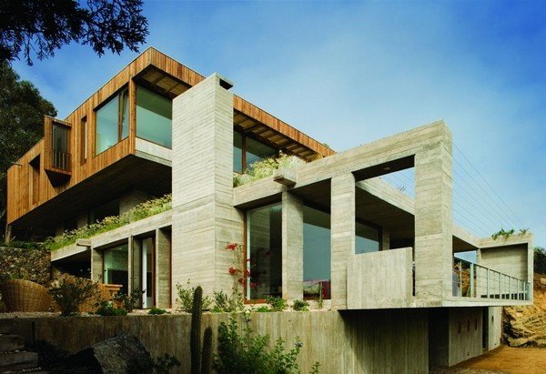 Arquitetura premiada com terraço em casa de madeira