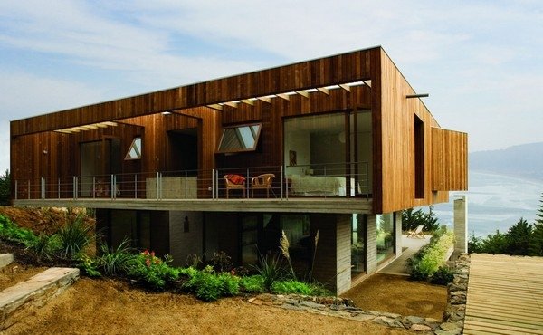 Casa de madeira pérgula terraço caminho de cascalho