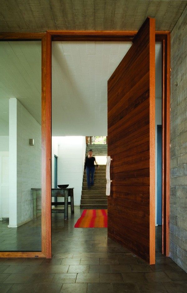 Decoração de interiores de casa com porta de madeira