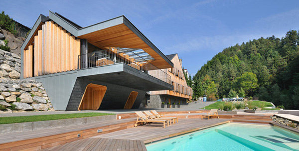 Arquitetura progressiva em madeira e piscina em pedra