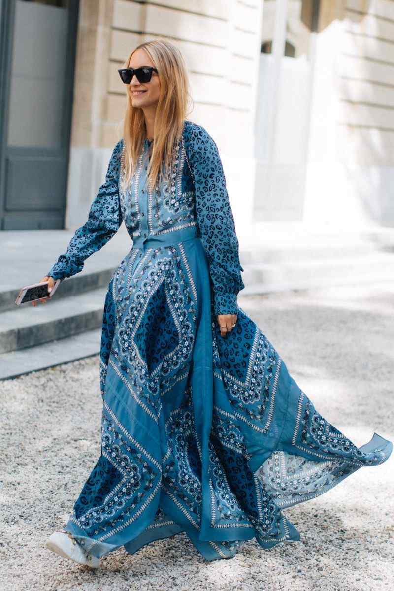 Os vestidos da pradaria combinam tendência da moda, mangas bufantes, cores da moda, tênis azul verão 2019
