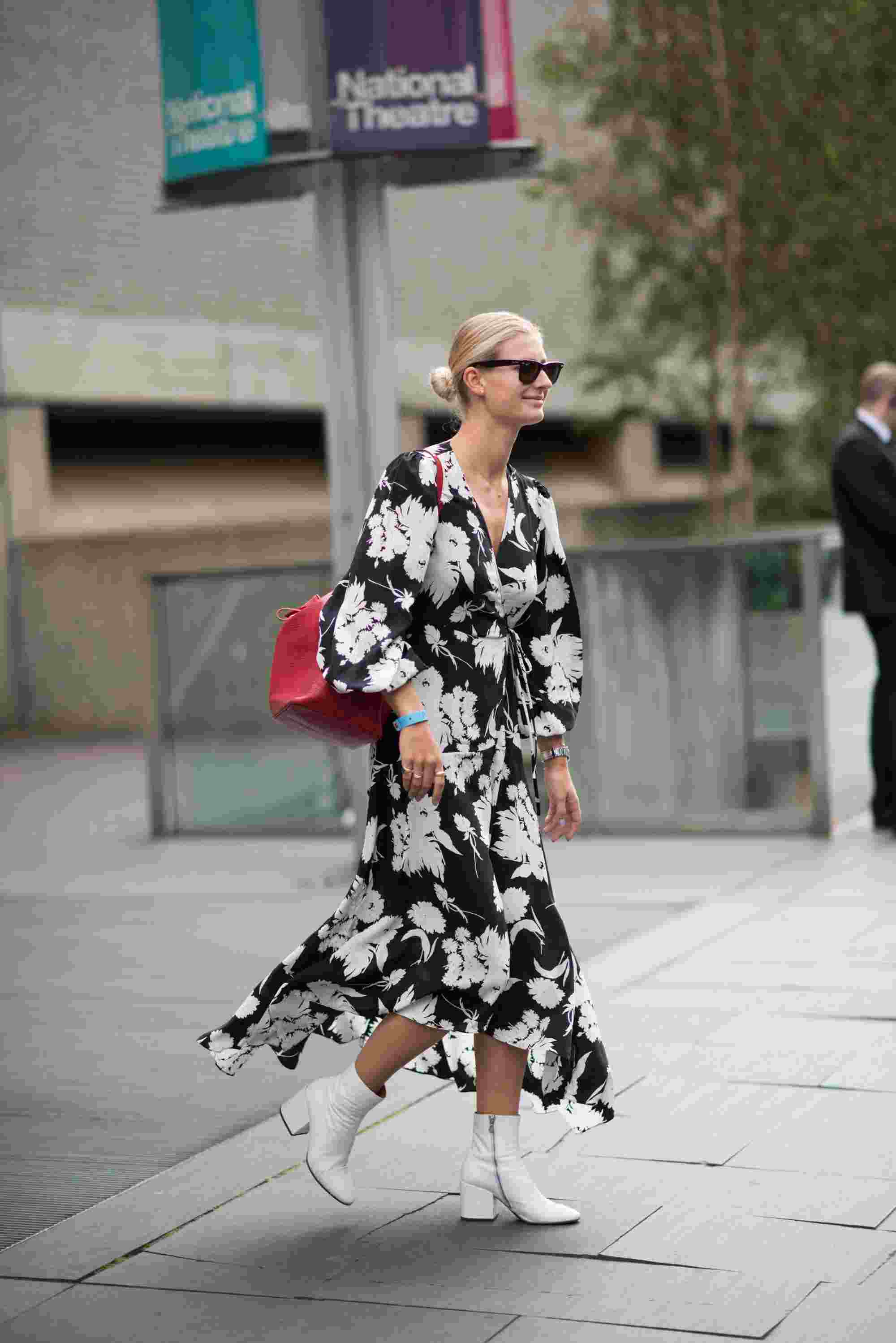 Os vestidos da pradaria combinam com as tendências da moda, mangas bufantes com padrão floral e óculos de sol do verão 2019