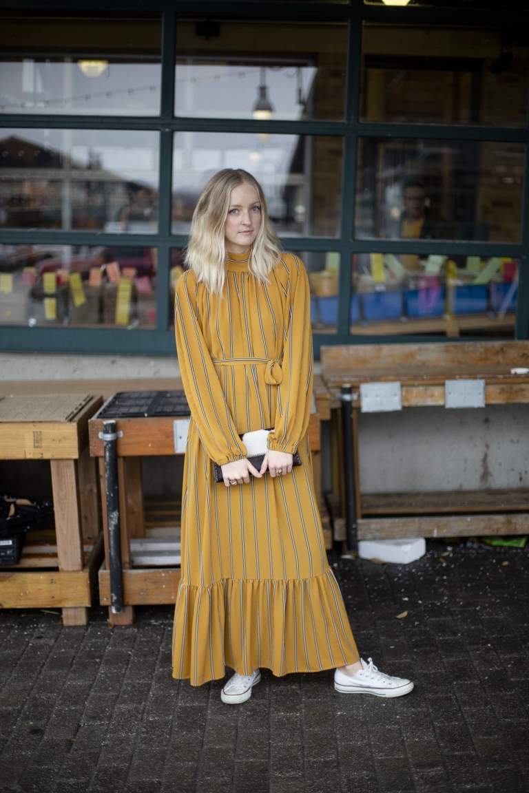 Os vestidos da pradaria combinam as tendências da moda no verão 2019 cores neon amarelo neon tênis Converse