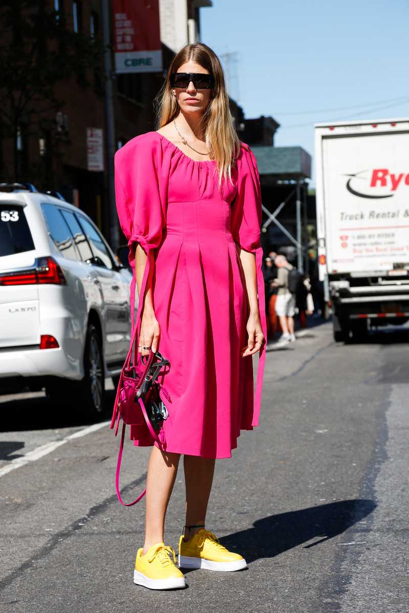 Os vestidos da pradaria combinam cores néon tênis néon amarelo néon rosa óculos de sol tendência