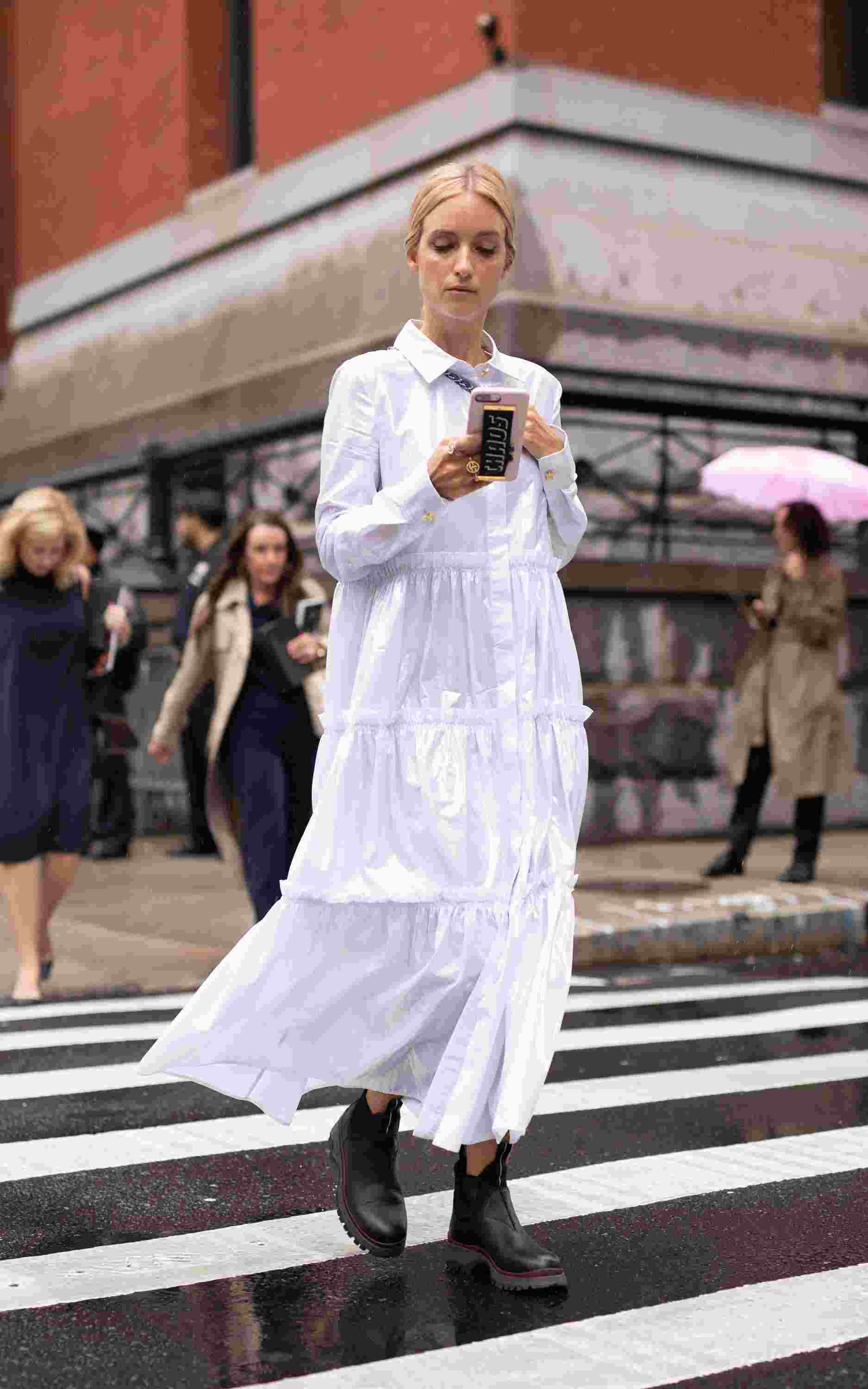 Os vestidos da pradaria combinam as tendências da moda branca longos vestidos de verão botins pretos