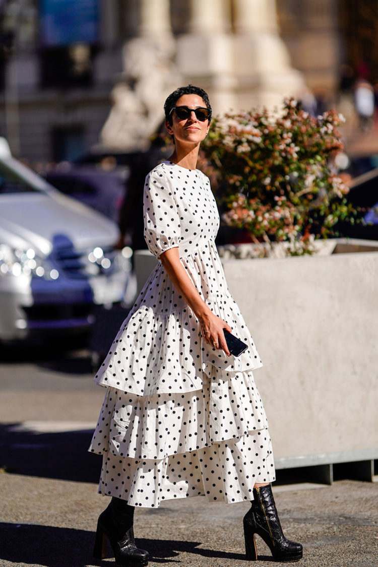 Os vestidos da pradaria combinam vestidos de bolinhas, tendências da moda, salto alto bota tornozelo penteados curtos