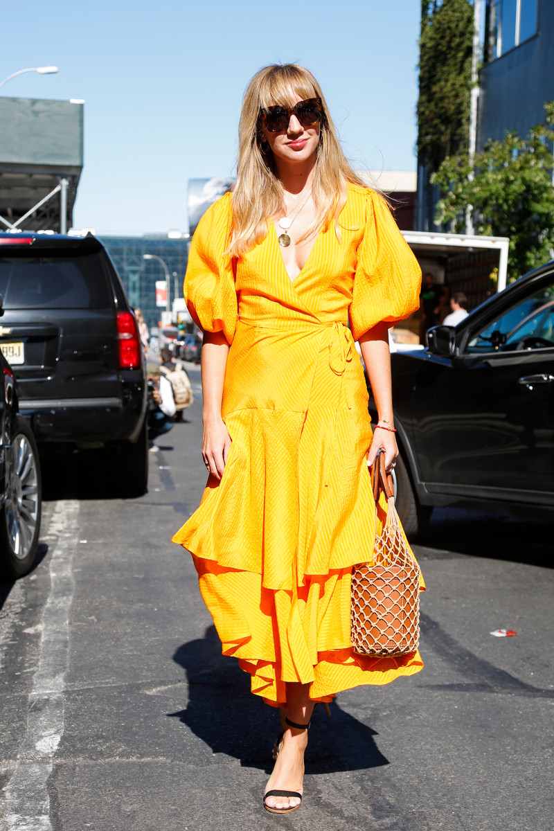 Os vestidos da pradaria combinam as tendências da moda no verão, cores neon amarelo neon, sandálias de salto alto