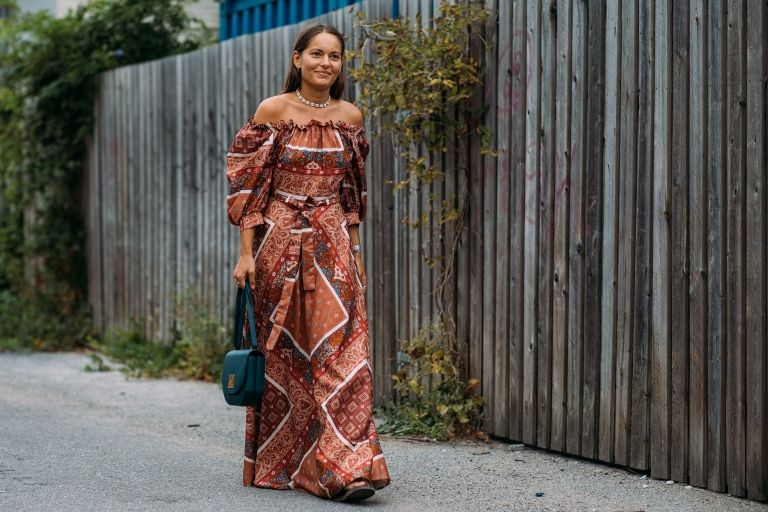 Os vestidos da pradaria combinam a tendência da moda no verão.