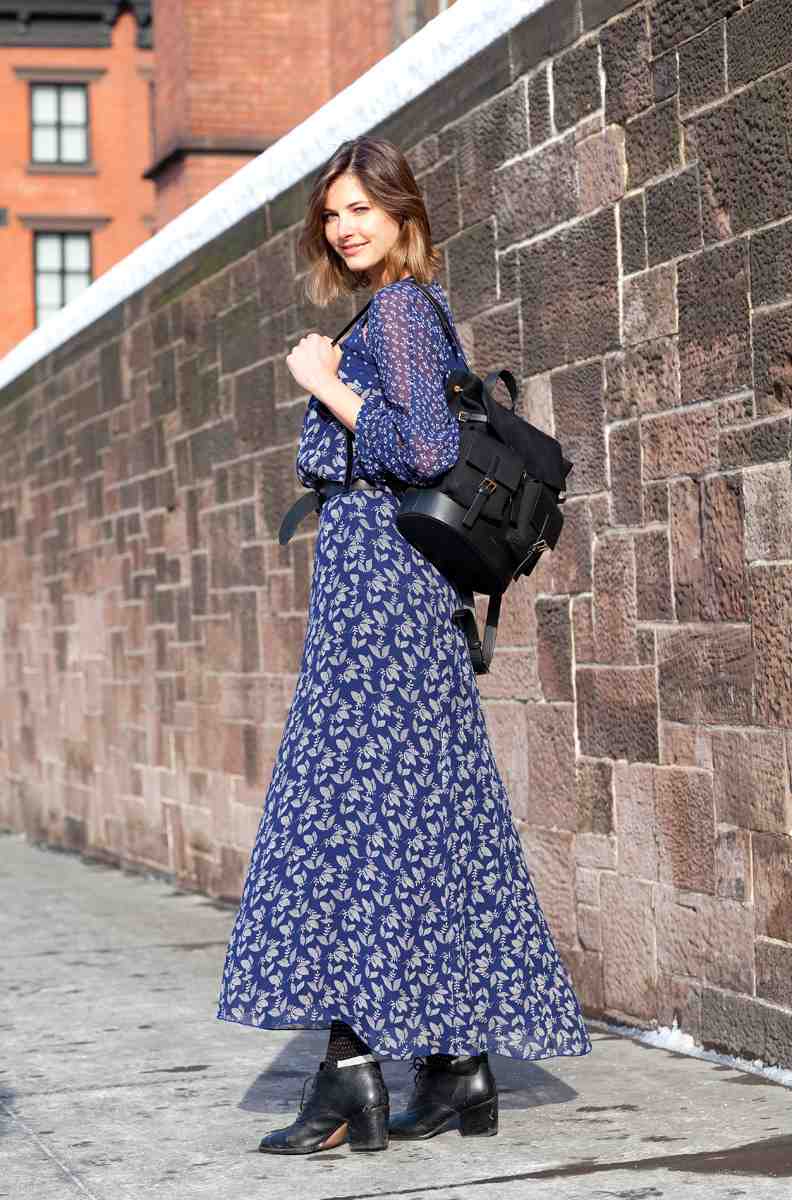 Os vestidos da pradaria combinam as tendências da moda e as cores das tendências do verão 2019 azul mochila preta