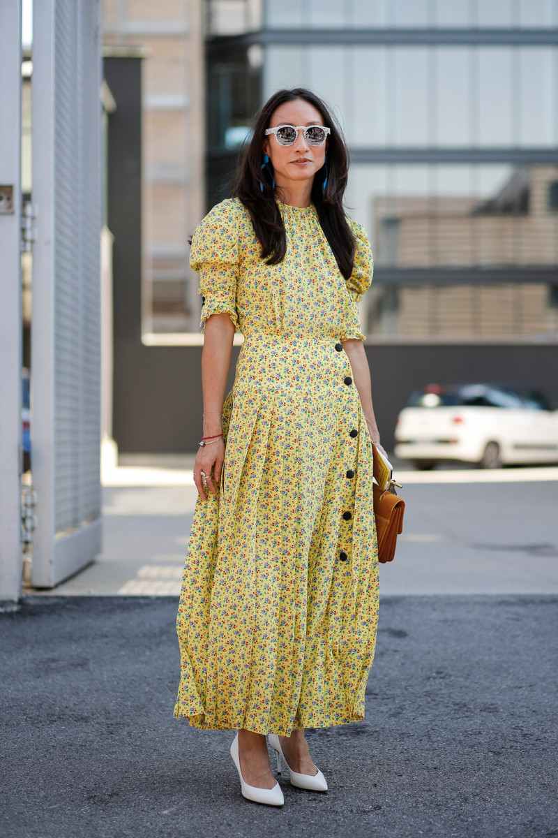 Os vestidos da pradaria combinam as tendências da moda com padrão floral e cores neon, óculos de sol de salto alto redondo