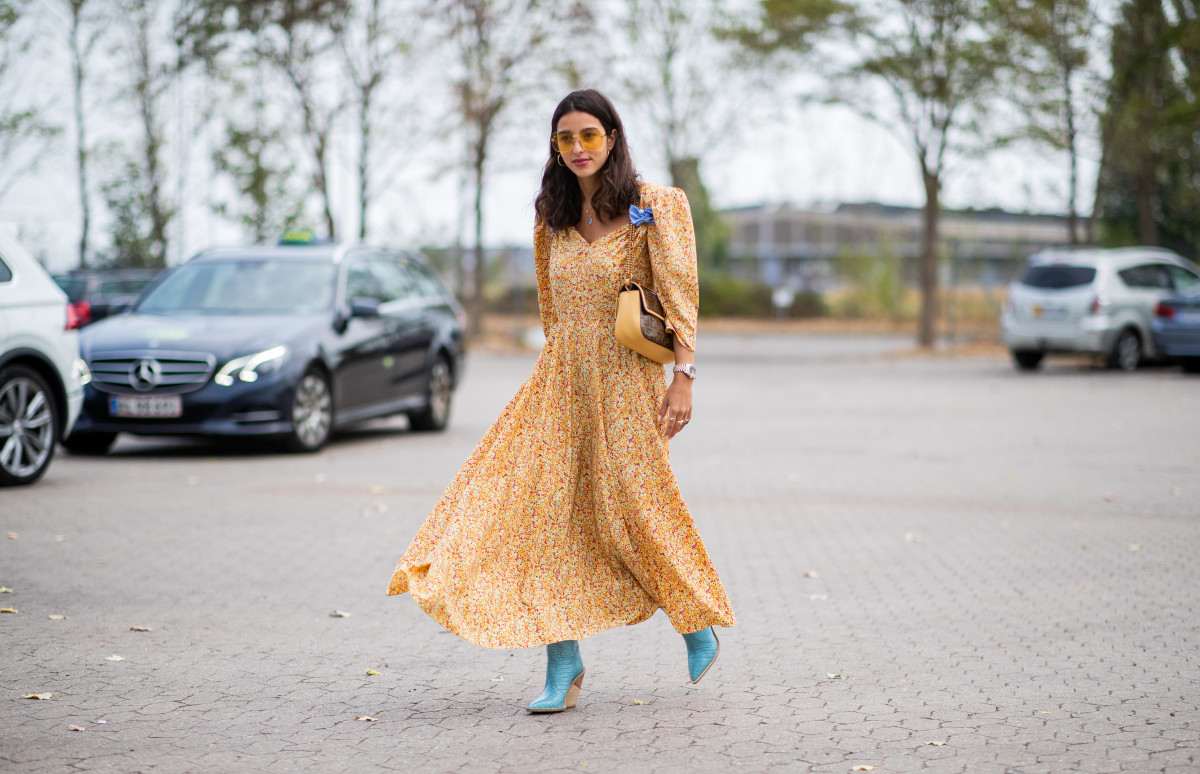 Os vestidos da pradaria combinam tendências da moda com mangas bufantes padrão floral cores neon amarelo neon